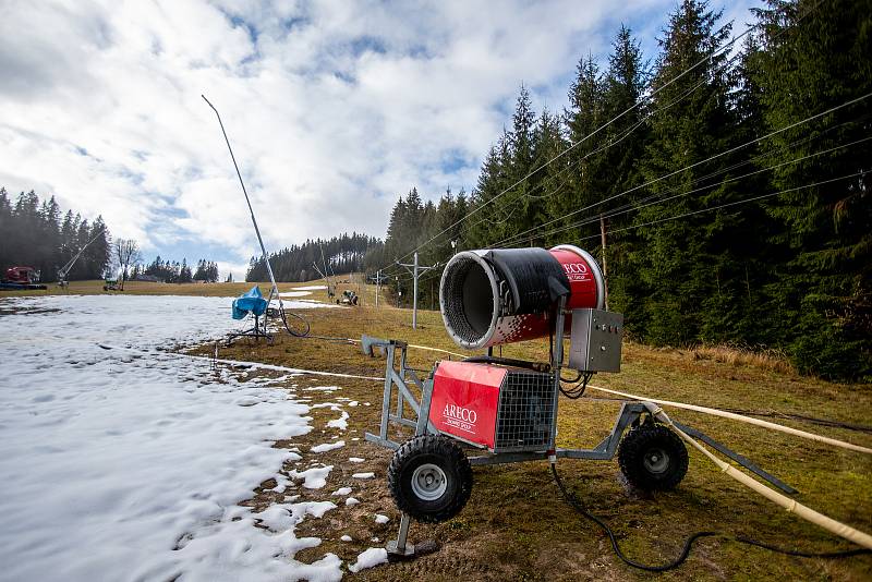 Lyžařské areály v Beskydech, 27. listopadu 2022, Bílá. Lyžařský areál Ski Mezivodí.