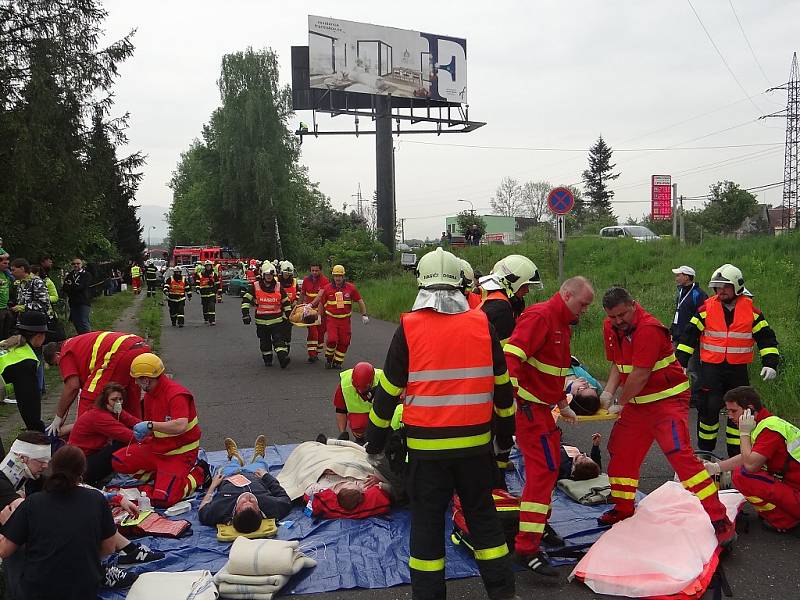 Cvičení složek IZS při hromadné dopravní nehodě ve Frýdku-Místku. 