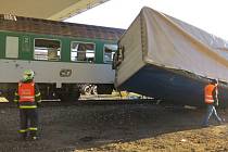 Následky srážky vlaku s kamionem ve Frýdku-Místku. 