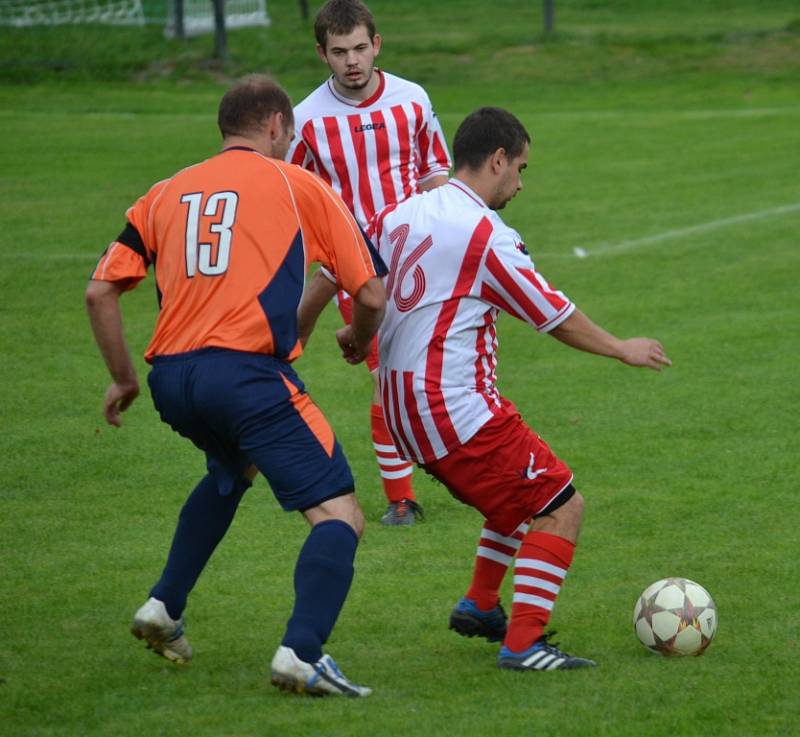 Lučina (oranžové dresy) na hřišti petrovického Interu tvrdě narazila. Od domácího celku dostala čtyři branky. 