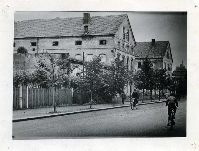Tzv. Czajankova kasárna na Hlavní třídě v Místku v období nacistické okupace.