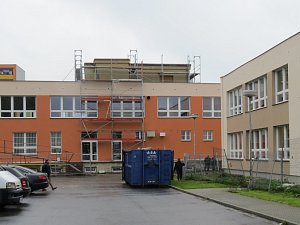 ZŠ TGM ve Frýdlantě nad Ostravicí dostává nový kabát. Osmnáctimilionová investice umožnila výměnu oken na všech sedmi blocích a zateplení školy. 