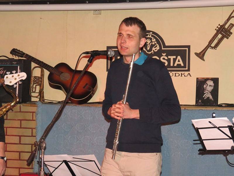 Milovníci jazzu mířili v pátek večer do frýdecké hospůdky U Arnošta. Nebylo divu, koncert zde měla skupina Behind The Door.