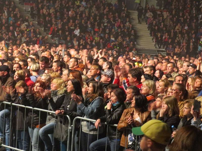 Tisíce spokojených lidí opouštělo o půlnoci z pátku na sobotu Werk Arenu v Třinci. Zažili totiž koncert slovenské skupiny Elán, která to rozjela jako zamlada.