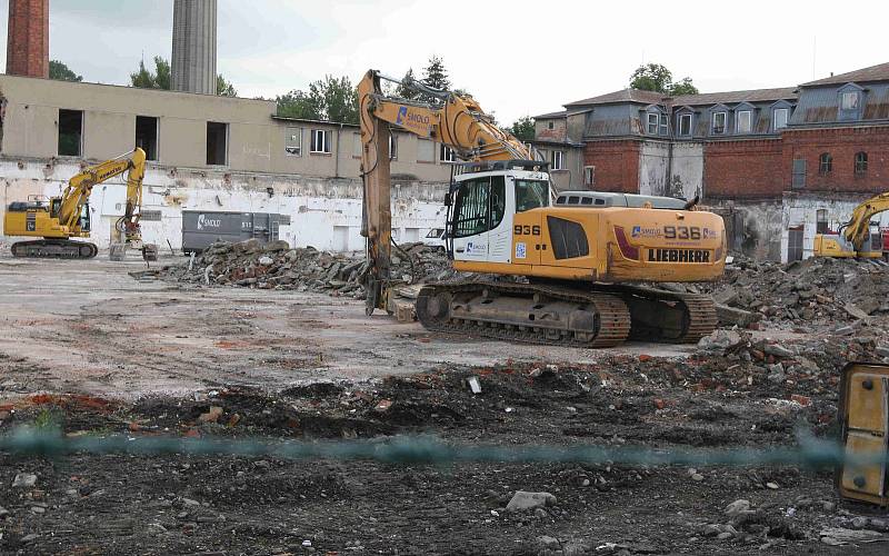 Demolice nevyužívaných objektů v bývalé Lembergerově tkalcovně ve Frýdku, 3.8.2022.