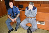 Muž vzal nůž a svého syna čtyřikrát bodl. Krajský soud v Ostravě, listopad 2022.