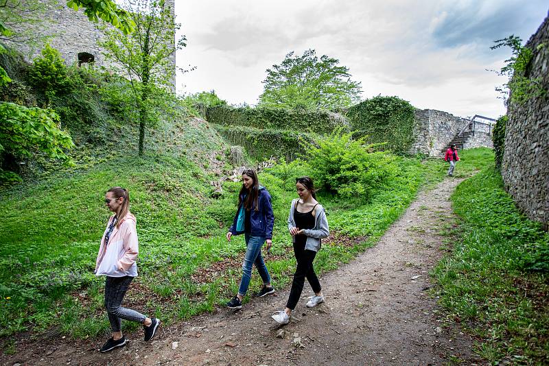 Pěkné počasí přilákalo do obory a na hrad Hukvaldy mnoho návštěvníků. Samotný hrad a jeho okolí využili i filmaři, kteří zde natáčeli historický film, 15. května 2021 Hukvaldy.