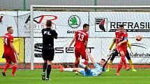 Třinec (v červeném) zvládl derby s Vítkovicemi.