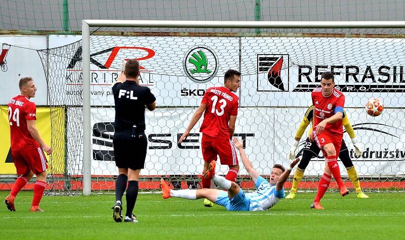 Třinec (v červeném) zvládl derby s Vítkovicemi.