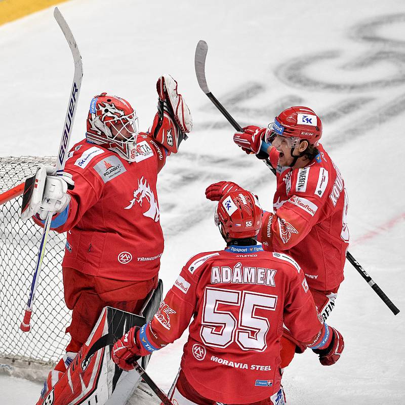 Semifinále play off hokejové Tipsport extraligy - 7. zápas: HC Oceláři Třinec - BK Mladá Boleslav, 15. dubna 2021 v Třinci. (zleva) brankář Třince Ondřej Kacetl, Marian Adámek z Třince a Michal Kovařčík z Třince oslavují po končí utkání.