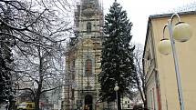 Frýdecko-místecký děkan Daniel Vícha a primátor města Petr Korč odhalili obsah tří tubusů z věže kostela sv. Jana a Pavla.