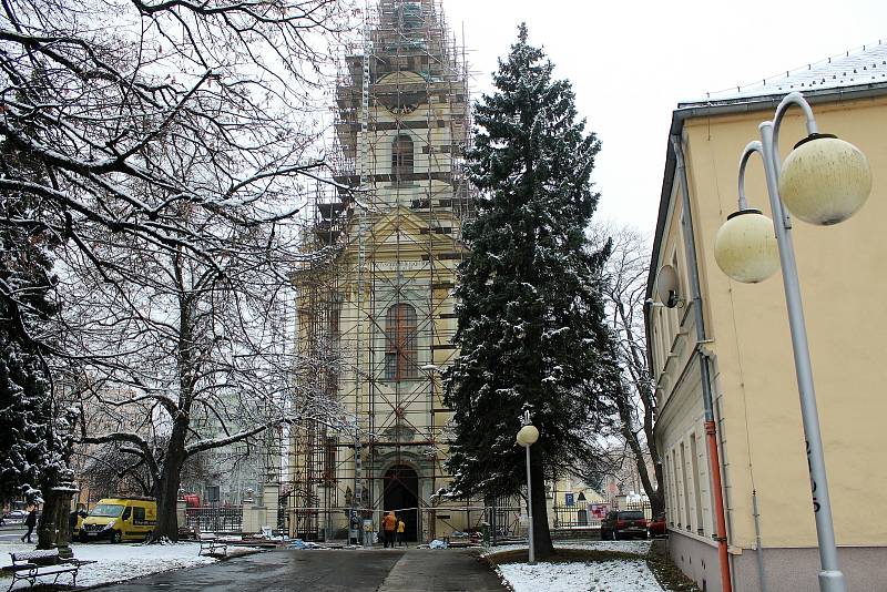 Frýdecko-místecký děkan Daniel Vícha a primátor města Petr Korč odhalili obsah tří tubusů z věže kostela sv. Jana a Pavla.