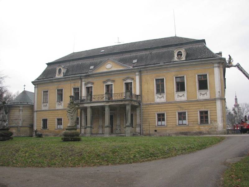 Paskovský zámek chátrá, rozkrádají ho zloději a střechu musí  provizorně opravovat hasiči. 