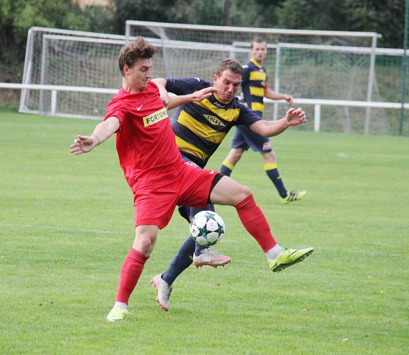 Divizní fotbalisté Frýdlantu (v pruhovaném) prohráli na domácím trávníku s Brumovem 0:1.