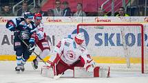 Utkání 45. kola Tipsport extraligy ledního hokeje se odehrálo 30. ledna v liberecké Home Credit areně. Utkaly se celky Bílí Tygři Liberec a HC Oceláři Třinec. Na snímku vlevo Mário Bližňák a vpravo brankář  Šimon Hrubec.