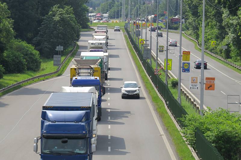 Omezení na D56 z Frýdku-Místku způsobilo řidičům značné zdržení.