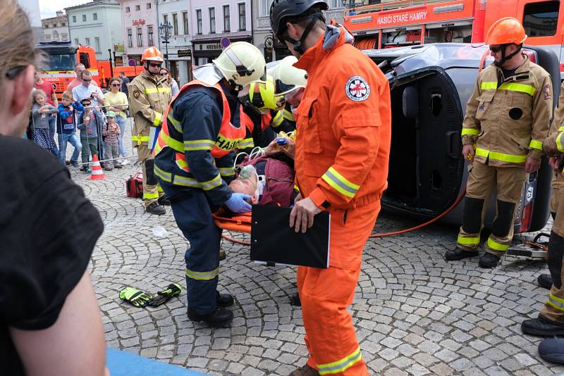 V sobotu 11. května se Zámecké náměstí ve Frýdku hemžilo hasiči.