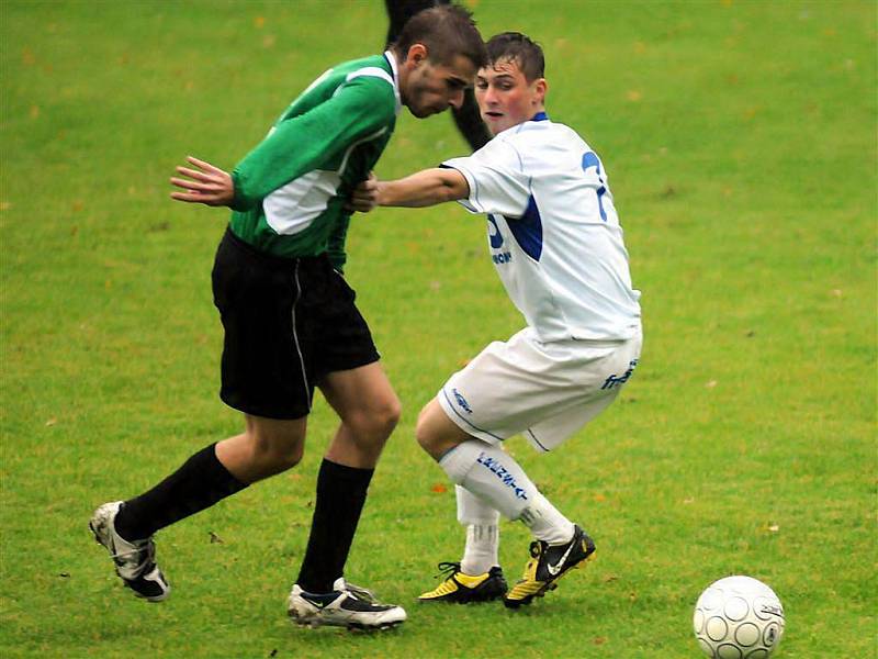 Fotbalisté Čeladné (zelené dresy) prohráli smolně ve Frenštátě 2:3.