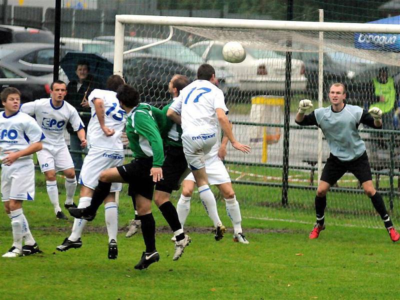 Fotbalisté Čeladné (zelené dresy) prohráli smolně ve Frenštátě 2:3.