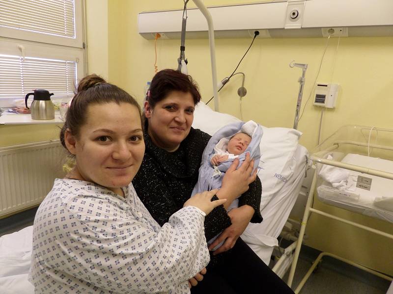Patrik Kotlár s maminkou a babičkou, Třinec, nar. 20.1., 49 cm, 3,5 kg, Nemocnice Třinec.