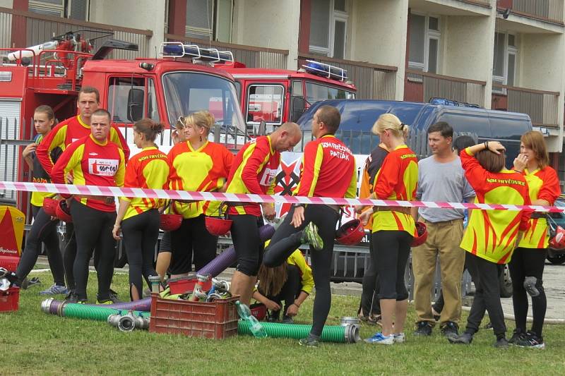 V požárním útoku soutěžili hasiči v sobotu odpoledne ve Frýdku-Místku.