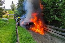 Tři hasičské jednotky se v pátek 22. července dopoledne zapojily do likvidace požáru osobního automobilu Volvo v Návsí.
