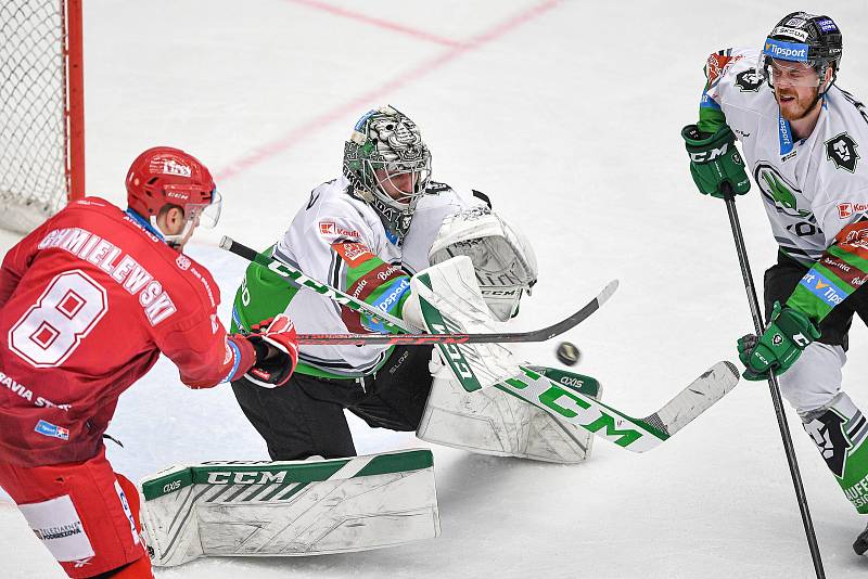 Semifinále play off hokejové extraligy - 2. zápas: HC Oceláři Třinec - BK Mladá Boleslav, 4. dubna 2022 v Třinci. (střed) brankář Mladé Boleslavi Gašper Krošelj.