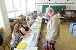 V budově 6. základní školy ve Frýdku-Místku odvolily v prvních minutách po otevření volebních místností desítky lidí.