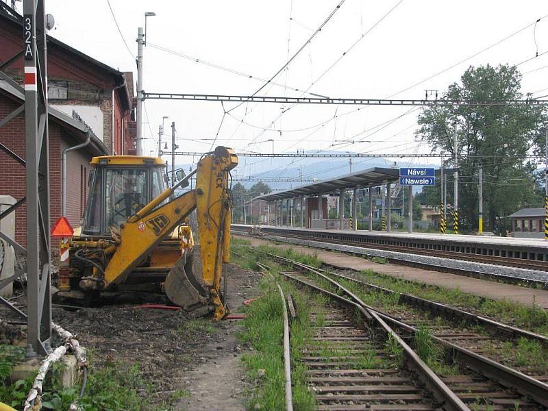 V Návsí pokračuje stavba železničního koridoru a modernizace stanice. Cestující musejí počítat s tím, že přístup k vlakům je komplikovaný.