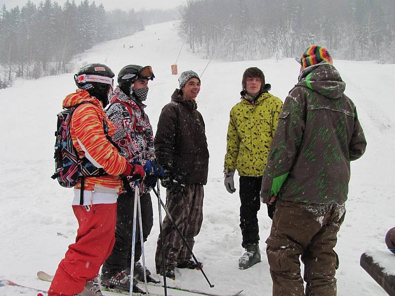 Ve Ski areálu Řeka v sobotu oficiálně odstartovala lyžařská sezona na obou sjezdovkách. 