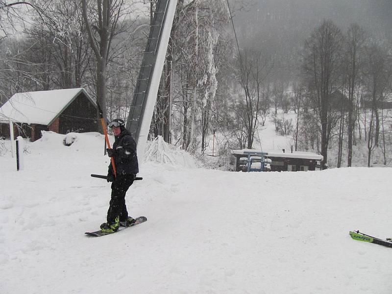 Ve Ski areálu Řeka v sobotu oficiálně odstartovala lyžařská sezona na obou sjezdovkách. 