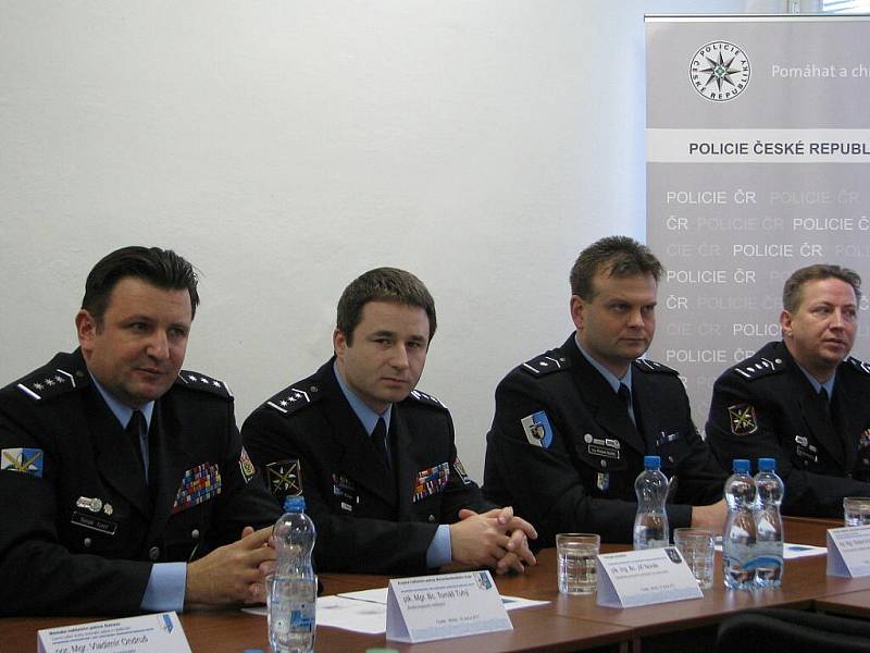 Speciální pořádková jednotka Krajského ředitelství policie Moravskoslezského kraje, která vznikla 1. ledna 2011, se ve středu 19. ledna představila ve svém dočasném sídle – bývalých kasárnách ve Frýdku-Místku.