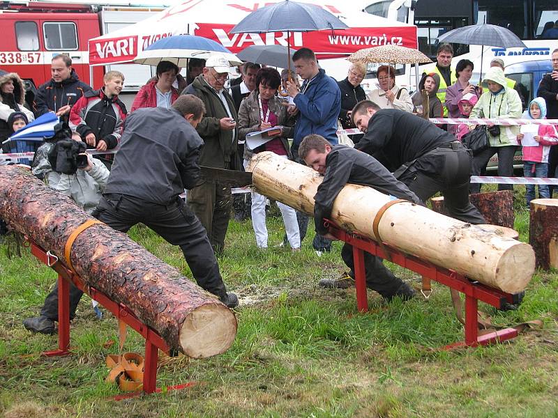 Pátý ročník Májové veselice v obci Řeka. Součástí oslav byla soutěž amatérských dřevorubců Forest man.