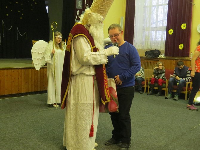 Mikuláš v sobotu dorazil s čertem a andělem za handicapovanými dětmi do Frýdlantu nad Ostravicí. 