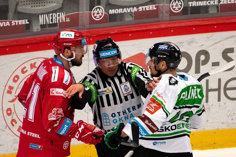 Utkání 2. kola semifinále play-off Generali České pojišťovny mezi HC Oceláři Třinec a BK Mladá Boleslav. 4. dubna 2021 v Třinci. Zleva Michael Špaček, Martin Pláněk.