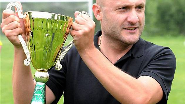 Dobratický trenér Marián Korabík s pohárem určeným pro vítěze okresního přeboru mužů. 