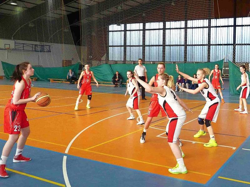 Fotografiemi se vracíme k nedávno skončenému play-off dorostenecké ligy, ve kterém kadetky U17 BK Frýdek-Místek podlehly hráčkám Sokola Hradec Králové. 