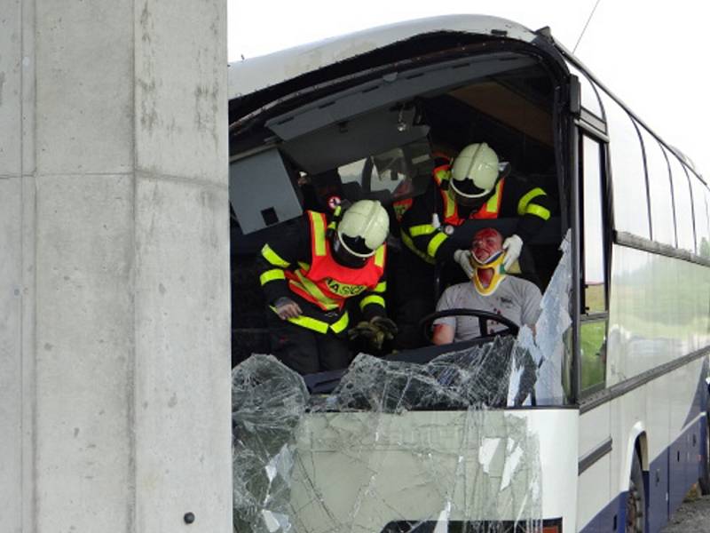 Cvičení složek IZS při simulované havárii autobusu v Mostech u Jablunkova. 