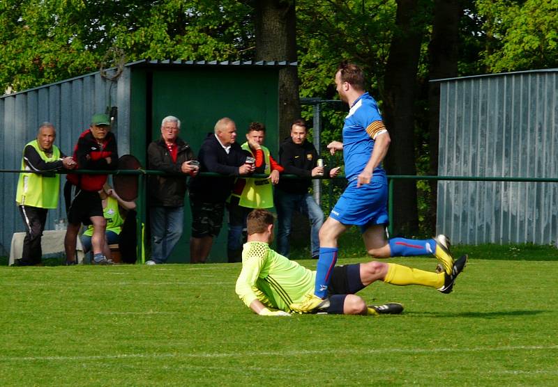 Duel mezi Smilovicemi (v bílém) a Jablunkovem skončil smírně 2:2.