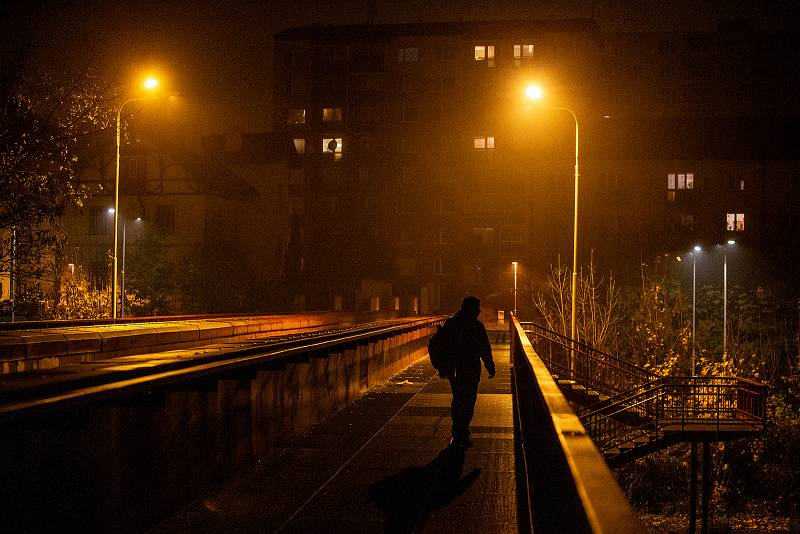 Sídliště Slezská a část Frýdku během nočního zákazu vycházení, 3. listopadu 2020 ve Frýdku-Místku. Toto nařízení uložila Česká vláda, aby se zabránilo šíření koronavirové onemocnění (COVID-19). Zákaz nočního vycházení platí mezi 21:00 a 04:59 (výjimkou js