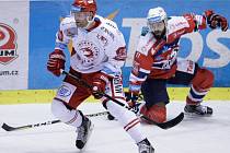 Hokejové utkání Tipsport extraligy v ledním hokeji mezi HC Dynamo Pardubice (červenobílém) a HC Oceláři Třinec (v bíločerveném).