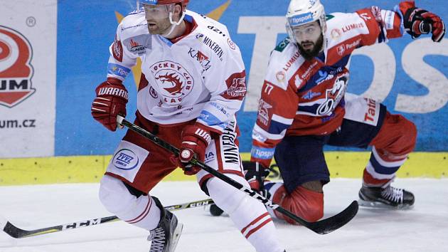 Hokejové utkání Tipsport extraligy v ledním hokeji mezi HC Dynamo Pardubice (červenobílém) a HC Oceláři Třinec (v bíločerveném).