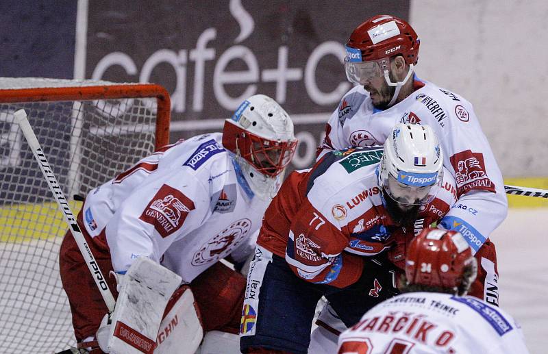 Hokejové utkání play off Tipsport extraligy v ledním hokeji mezi HC Dynamo Pardubice (červenobílém) a HC Oceláři Třinec ( v černém) v pardudubické Tipsport areně.