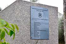 Vandalové poškodili cedulku na památníku polského turisticko - sportovního svazu Beskid Śląski na Javorovém, 18. 10. 2022.