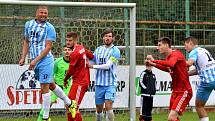 Třinec (v červeném) zvládl derby s Vítkovicemi.