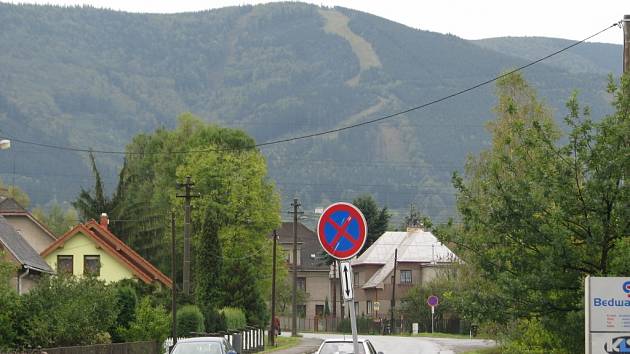 Silnice vedoucí do Oldřichovic patří mezi pět vybraných míst, ve kterých se chodci dočkají jak nového přechodu, tak i dalších bezpečnostních prvků. Ilustrační foto. 