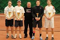 Finalisté čtyřhry. Zleva stojí Daniel Vala, Jan Lošťák, Jiří Vykoukal (ředitel turnaje), Kristián Pospíšil a Pavel Šnobel.