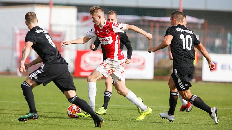 Třinečtí fotbalisté (v černém) těsně nestačili na Pardubice.