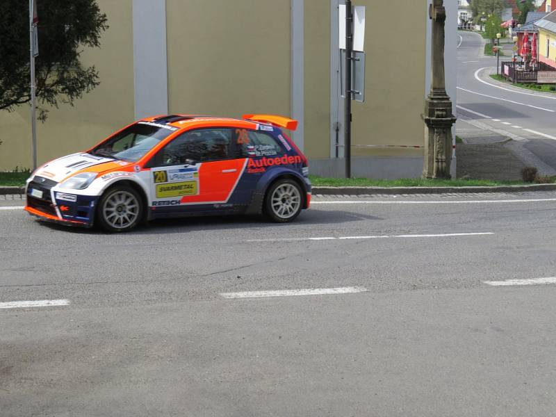 Valašská rally přichystala lidem z Hukvald a okolí zajímavou podívanou. 