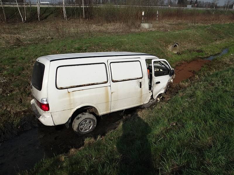 Dodávka plná knedlíků, určena k rozvozu do několika okolních jídelen, skončila v pondělí 22. dubna ráno nedaleko obce Staříč v místním potoce. 